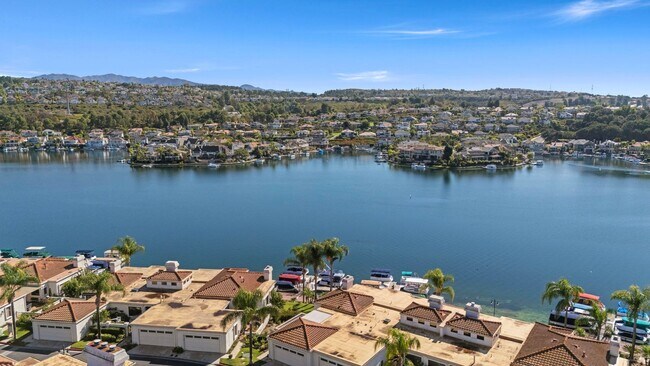 Building Photo - Stunning 2 bedroom *LAKE VIEW* condo for r...