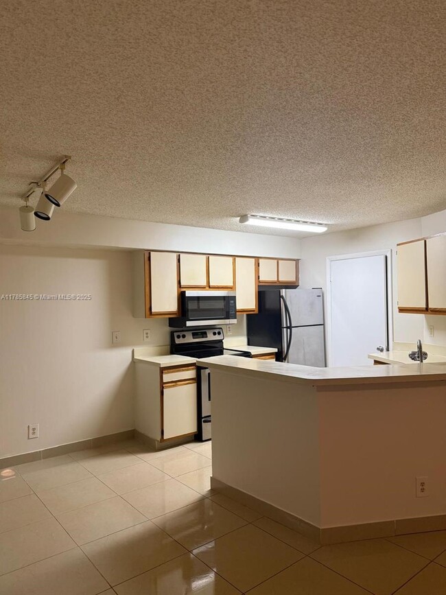 Building Photo - 9999 Summerbreeze Dr