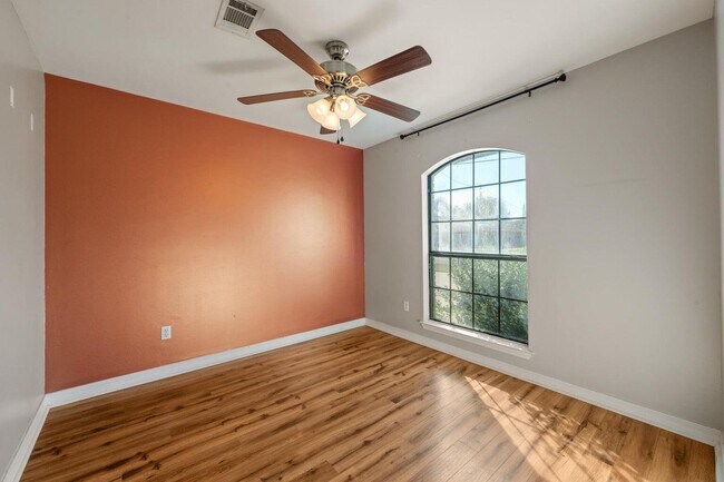 Building Photo - 2240 Prytania Cir