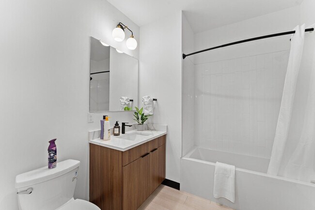 Building Photo - 600 Broadway-SI ID1240310P