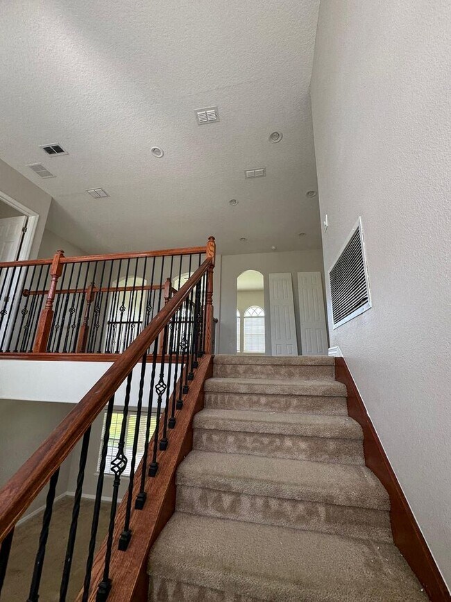 Building Photo - BRISTOL ESTATES 4 BEDRROM, 4 BATHROOMS, 3 CAR GARAGE HOUSE