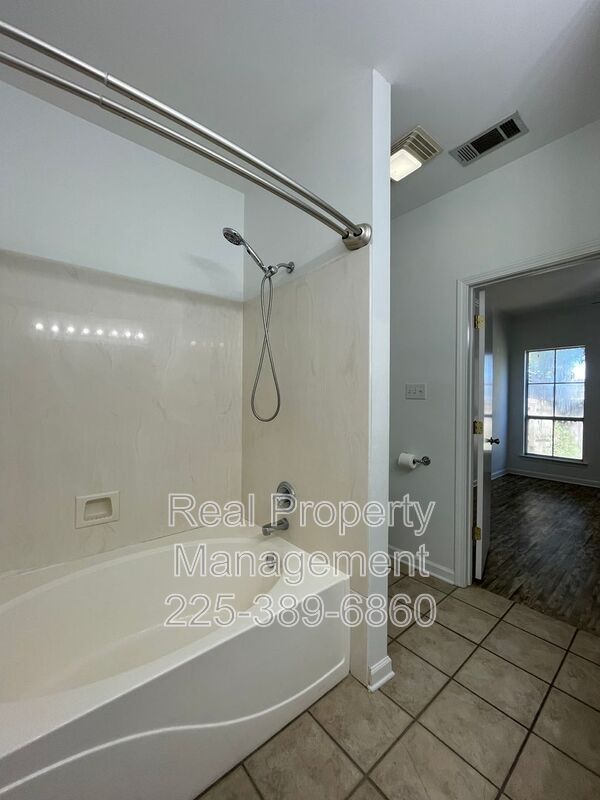 Building Photo - 9382 Pecan Tree Dr