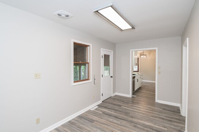 Building Photo - 3 bed 2 bath Home in Lakes of the Four Sea...