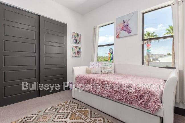 Building Photo - 4413 E Montecito Ave