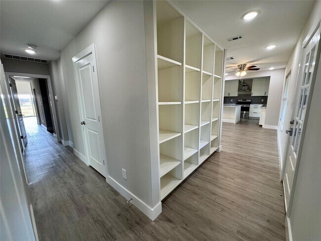 Building Photo - 813 Central Ave