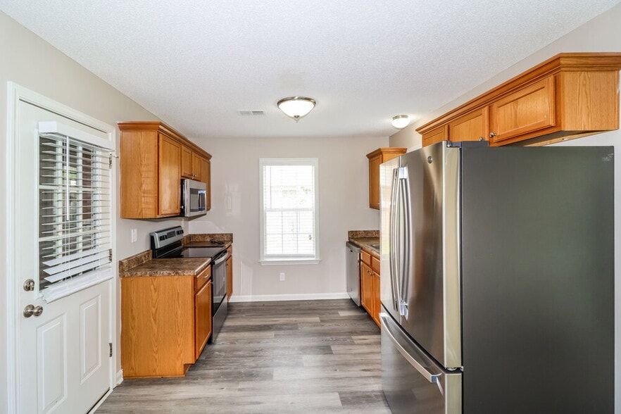 Building Photo - 5746 Oakley St