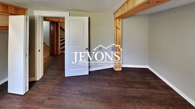 Building Photo - Near Randall Park - Charming home with two kitchens and washer/dryer included!