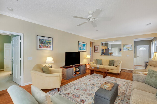 Building Photo - Charming 2-Bedroom, Plus Den Home with 2 F...