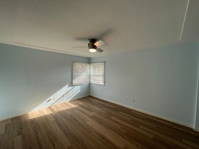 Building Photo - Large 5 bed 2 bath house (Lease out, pending signatures. Check back in a few days!)