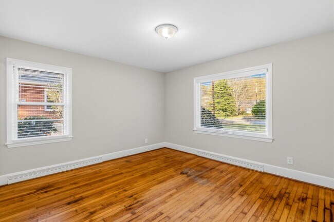 Building Photo - NW - Large Brick Ranch, Updated, Hardwoods, LR, DR, Den, Two Decorative Fire Places, Fenced, Stor...