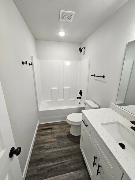 Building Photo - 357 SE 70 Rd