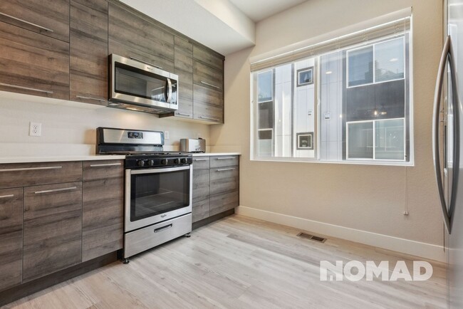 Building Photo - Modern 2 Bed + Office, 2.5 Bath Townhome |...