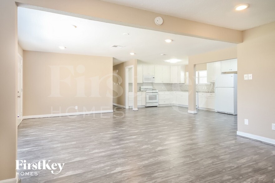 Building Photo - 1204 Trenton Ln