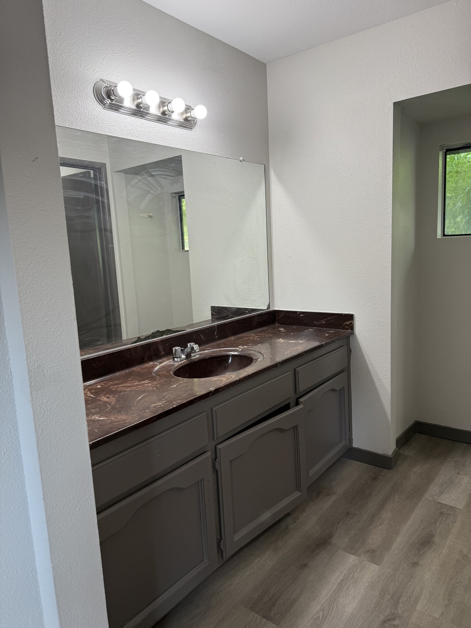 Master bathroom - 1907 W Whitendale Ave