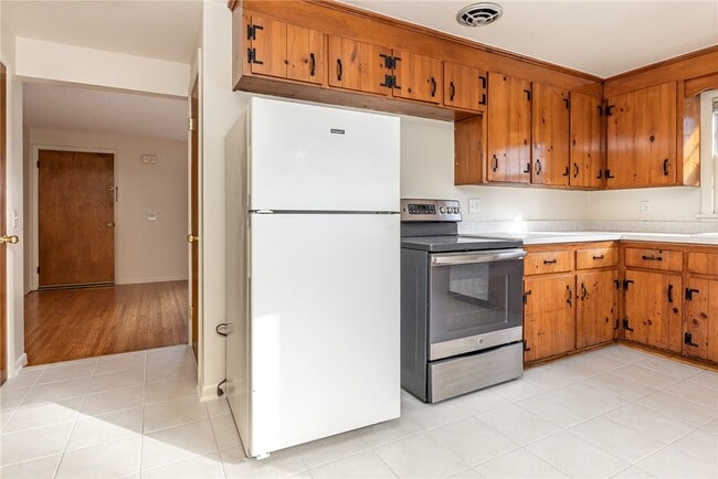 Building Photo - 16 Summit St