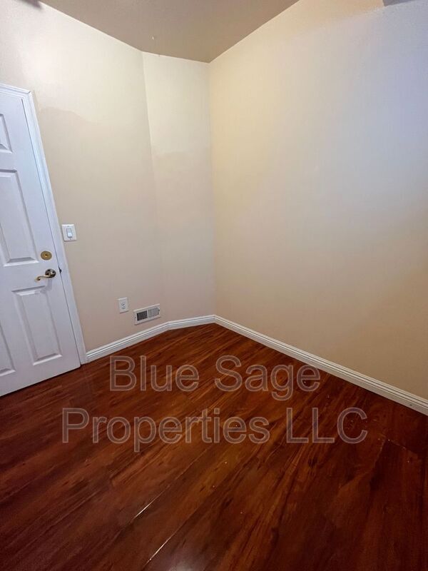 Building Photo - 17 S Church Ln