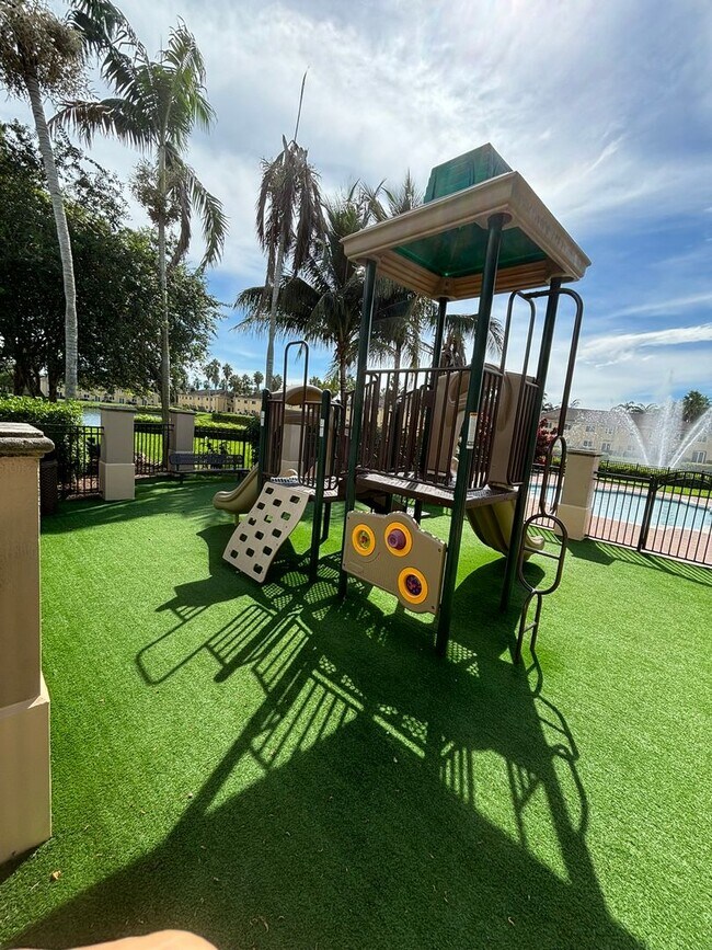 Building Photo - Beautiful 2/2 First-Floor Condo with Lake View in Homestead FREE APPLICATICATION FEE.