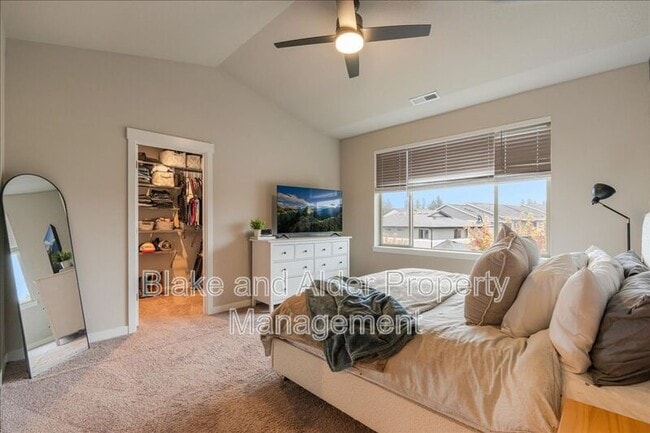 Building Photo - 16349 SE Sunshower Pl