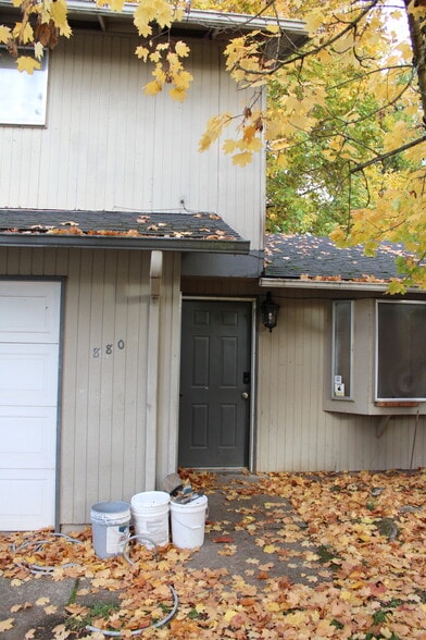 Building Photo - 880 N Cloverleaf Loop