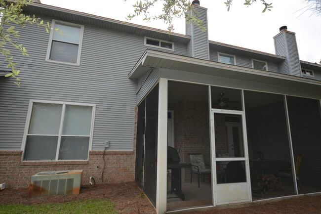 Building Photo - Escada large 2 story townhouse with fireplace, vaulted ceilings, master suite, 2 car garage, comm...