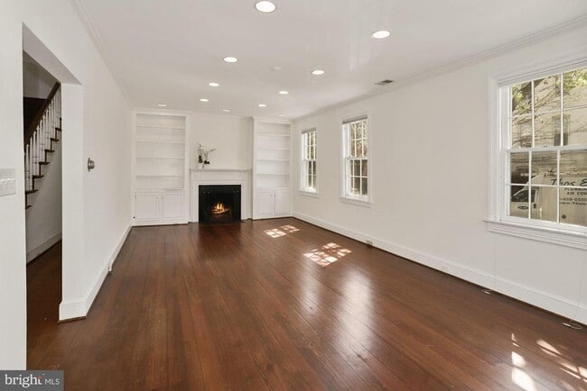 Building Photo - 1537 33rd St NW