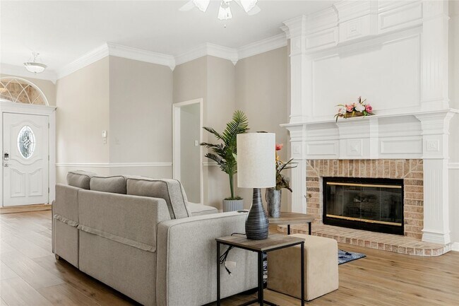 Building Photo - 118 W Greenbriar Ln