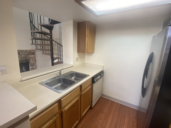 Building Photo - Charming Condo with a Loft!