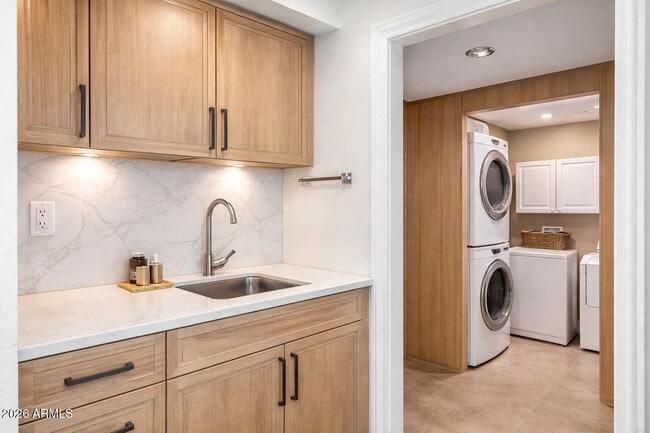 Building Photo - 7340 N 7th Ave