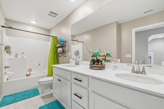 Building Photo - 155 Spectacle