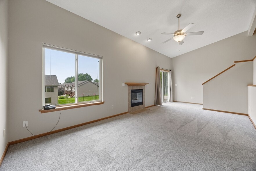 Building Photo - 533 E Goldfinch Dr