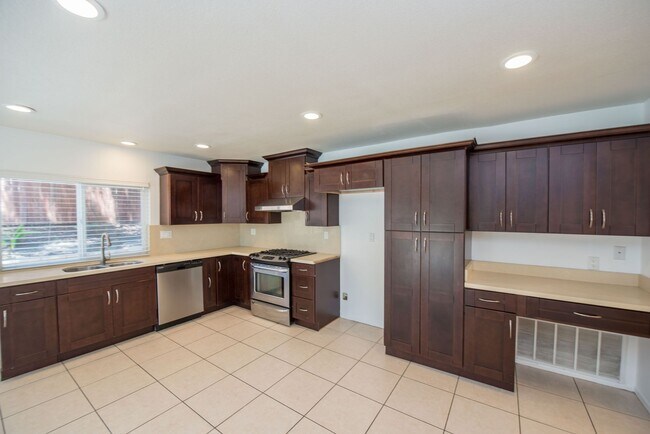 Building Photo - Spacious 4 Bedroom Home in Quiet Yorba Linda Neighborhood