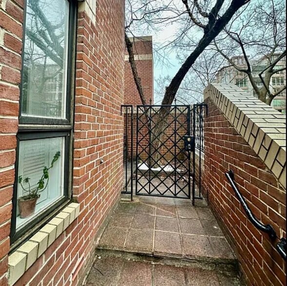 Private gates entryway and patio - 4820 Hampden Ln