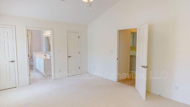 Building Photo - 342 Meadow Pathway Dr