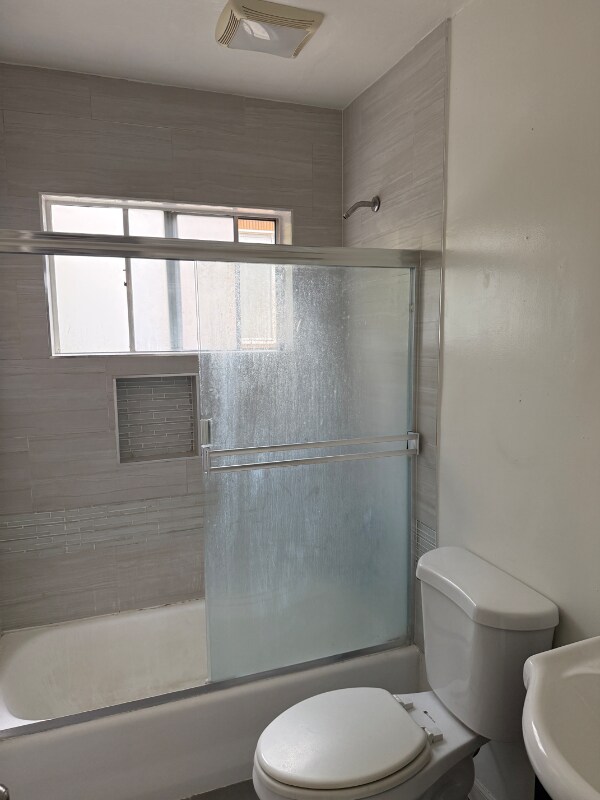 Building Photo - 2140 Beachwood Dr