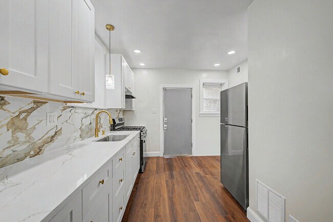 Building Photo - 10724 S Ave C