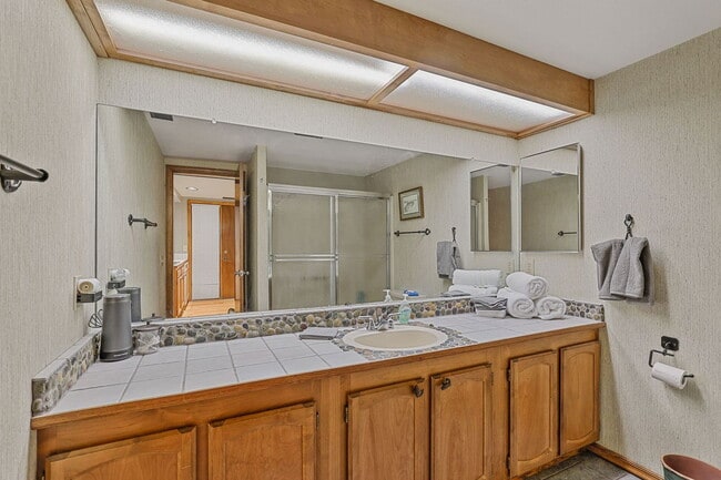 Building Photo - 2650 Valley View Dr