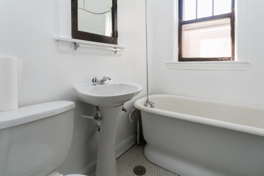 Building Photo - 821 W Waveland Ave