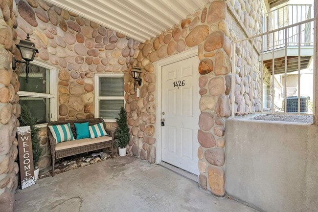 Building Photo - Darling Ground Floor Stonebrook Condo