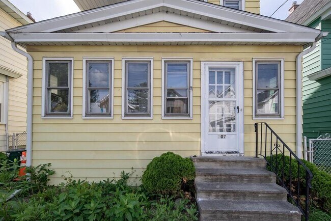 Building Photo - 207 7th Ave