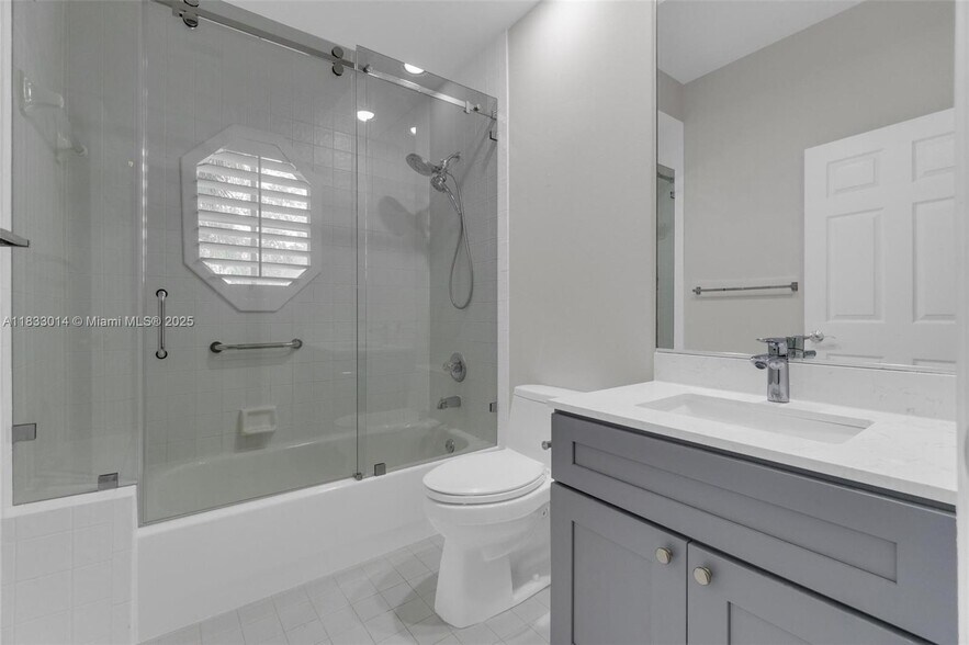 Building Photo - 2553 Bay Pointe Dr