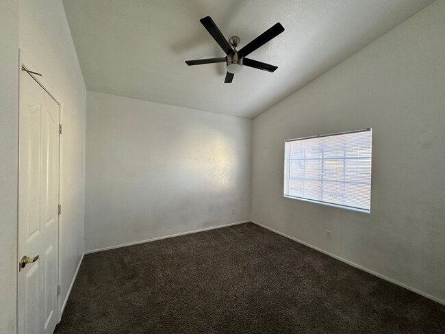 Building Photo - Beautiful 2 Master Bedroom Townhouse!!