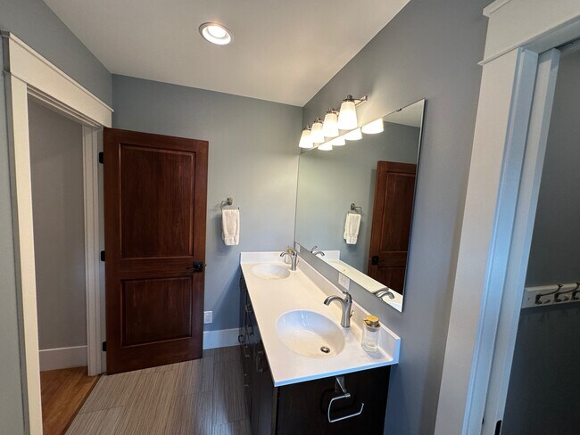 Building Photo - 4015 Wood End Dr