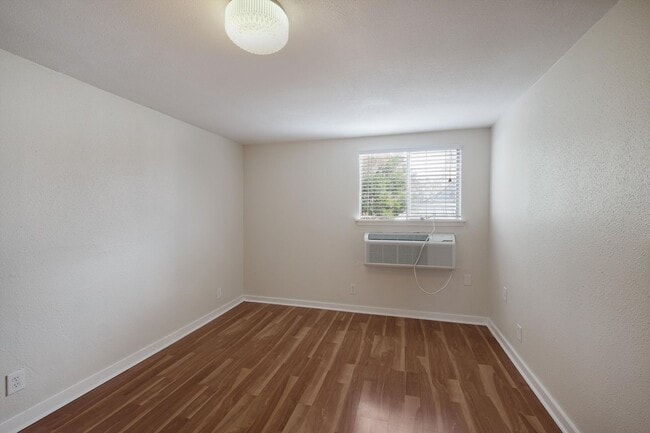 Building Photo - Modern Duplex in Monte Vista!