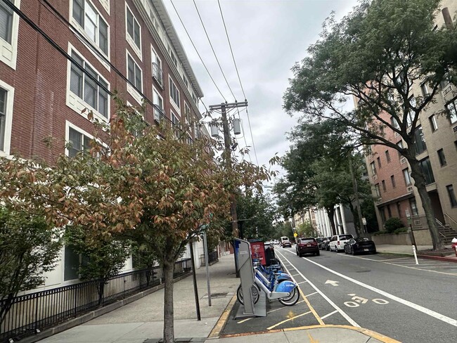 Building Photo - 82 CLINTON St