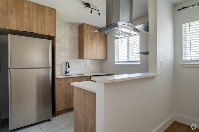 2BR, 1BA - 830 SF - Kitchen - Plaza Del Norte