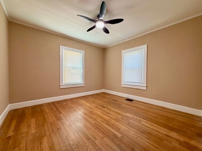 Building Photo - 1/2 MO/OFF SPECIAL - 3 bed/1 bath Fenced yard - Storage/Garage