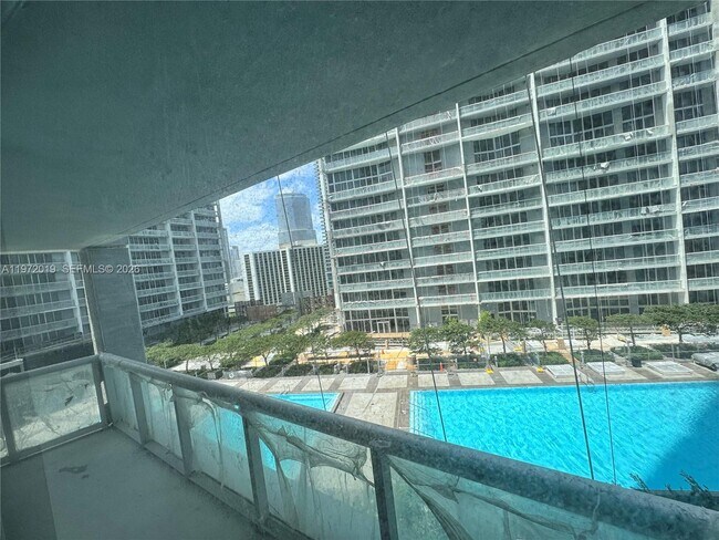 Building Photo - 495 Brickell Ave