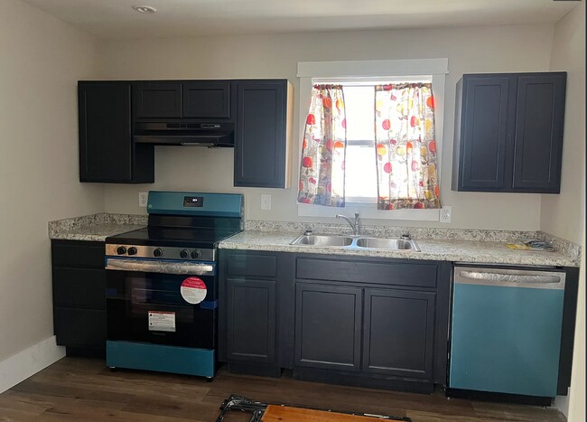 Building Photo - Updated and Spacious!