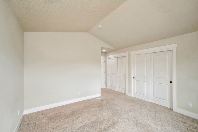 Building Photo - Bright, clean 3-bdrm/2.5-bath home in Beth...