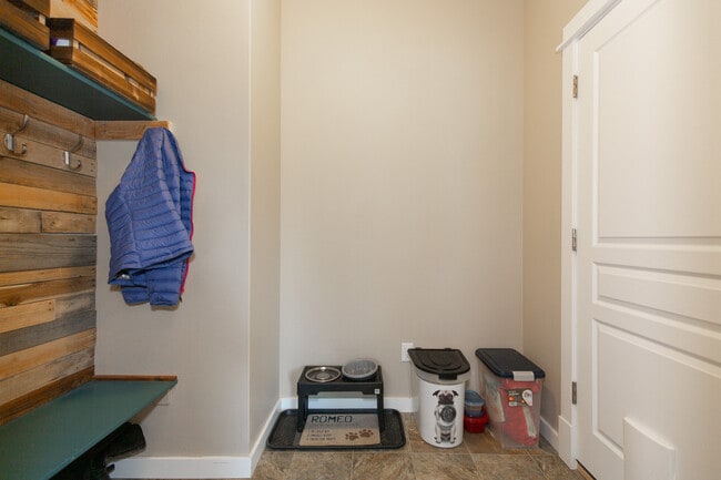 Building Photo - 136 Bull Frog Dr